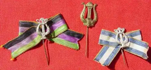 ! Neu + gültig : Versandkosten ab Euro 2,50 (intern ) 3 alte Anstecknadeln mit Motiven von Liedervereinen (Gesangsverein), Veranstaltungen ? Näheres leider nicht bekannt. Vermutlich sehr alt.