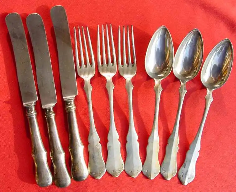 !! NEU : Versandkosten ab 8 Euro ! (intern 1042423) Uraltes Silberbesteck in 9 Teilen, alle Teile mit je 2 Punzen. Das alte Silberbesteck besteht aus 3 Messer (je ca. 26 cm), 3 Gabeln u. 3 Löffel (je ca. 22,5 cm). Siehe bitte Originalbilder. Das... 0