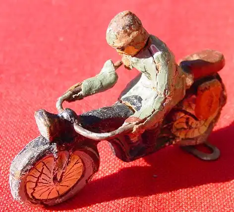 (1017778) Motorradfahrer Soldat. Spielzeugfigur aus Masse. Elastolin oder Lineol ? 1930er Jahre