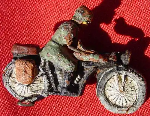 (1017778) Motorradfahrer Soldat. Spielzeugfigur aus Masse. Elastolin oder Lineol ? 1930er Jahre