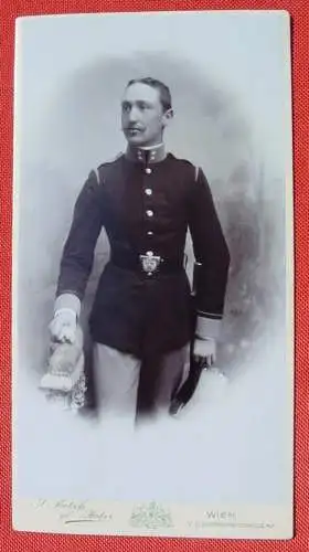 NEU : Versandkosten ab Euro 2,50 () Soldatenportrait in hübscher Uniform um 1910 ? Originalfoto auf Karton. Offizier der k. u. k. Monarchie.  Atelier J. Krotsch, geb. Huber, Wien. Format ca. 10,5 x 20 cm. TOP Zustand ! 