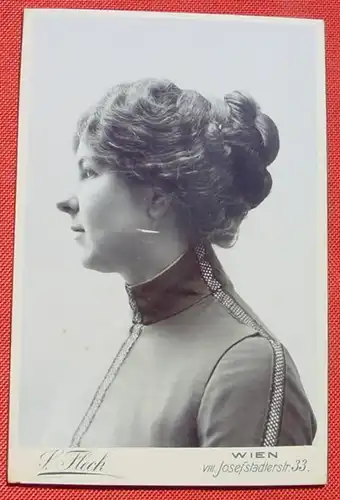 () Hübsches Frauen-Foto, WIEN um 1900 ? Format ca. 11 x 16,5 cm. Siehe bitte Bilder