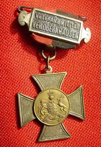 () "Veteran & Militaer Ver. Obernhausen". Gersfeld ? Altes Kreuz mit Wappen, angehängt an Metallspange mit rückseitiger Verschließnadel. Text auf Spange : "Veteran & Militär Ver. Obernhausen". Höhe insgesamt ca. 7 cm. Näheres nicht...