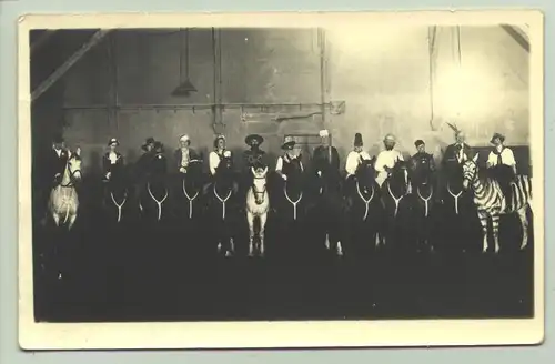 (1025265-39104) Foto-Ansichtskarte. Magdeburg. Bild zeigt eine Reitergruppe in Kostümen. Zirkus ? Varietee ? Fasching ? Fotoaufnahme von Fritz Maue (Made ?), Fotograf in Magdeburg, W. Flex-Str. 4., ca. 1930-er Jahre ? 