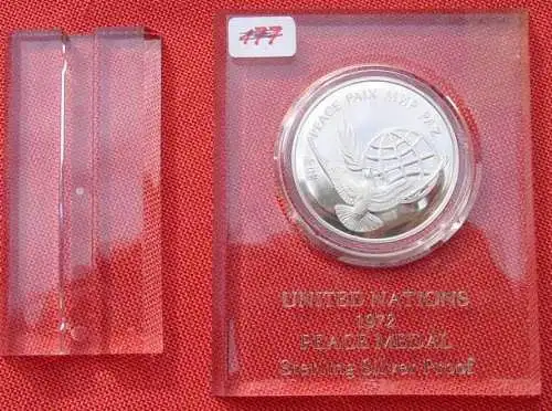 NEU : Versandkosten ab Euro 5,00 () Vereinte Nationen Friedensmedaille 1972. Am Rand Punze : Sterling. Proof. Herrliche Ausgabe. Gewicht 25 Gramm. Durchmesser ca. 39 mm. Original eingelegt in dekorativem, durchsichtigen u. beschrifteten...