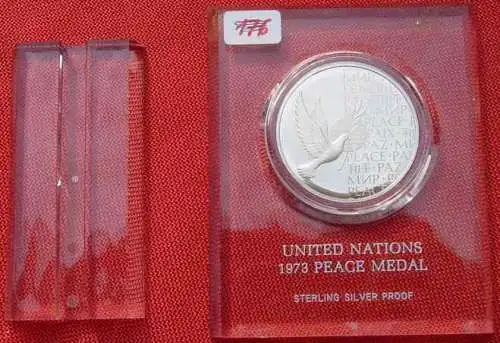 () Vereinte Nationen Friedensmedaille 1973. Am Rand Punze : Sterling. Proof.  Herrliche Ausgabe. Gewicht 25 Gramm. Durchmesser ca. 39 mm. Original eingelegt in dekorativem, durchsichtigen u. beschrifteten Plastikrahmen mit Tischständer (Höhe...