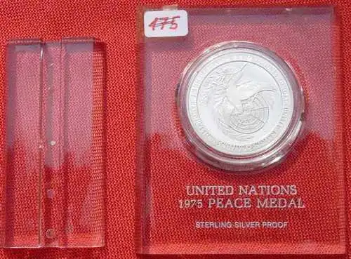 NEU : Versandkosten ab Euro 5,00 () Vereinte Nationen Friedensmedaille 1975. Am Rand Punze : Sterling. Proof.  Herrliche Ausgabe. Gewicht 25 Gramm. Durchmesser ca. 39 mm. Original eingelegt in dekorativem, durchsichtigen u. beschrifteten...