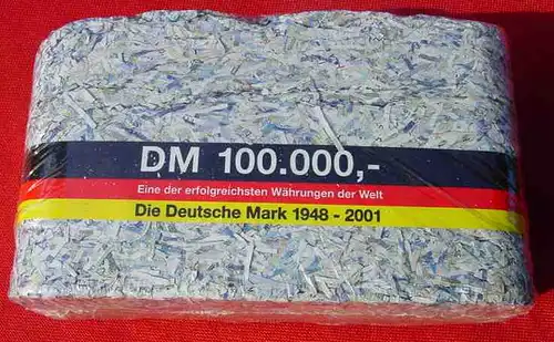 (1031461) Aus echten, alten Banknoten (DM) der Bundesrepublik Deutschland zu einem 'DM 100.000,00 Brikett' zusammengepresst