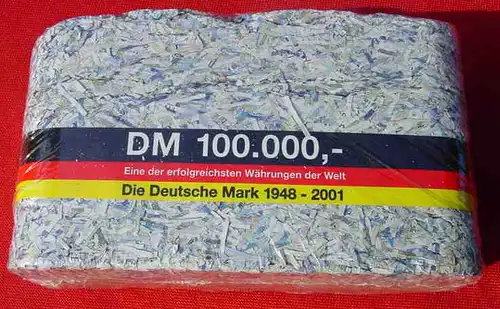 () Aus echten, alten Banknoten (DM) der Bundesrepublik Deutschland zu einem 'DM 100.000,00 Brikett' zusammengepresst