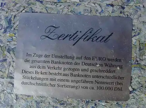 () Aus echten, alten Banknoten (DM) der Bundesrepublik Deutschland zu einem 'DM 100.000,00 Brikett' zusammengepresst