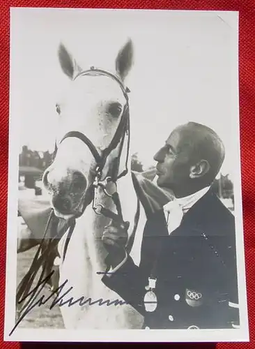 () Original-Foto von 'Josef Neckermann' mit Original-Unterschrift auf Bildseite. Format ca. 10,5 x 15 cm