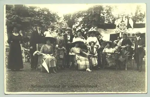 Wien ()  Ansichtskarte. "Nationalitaetenfest im Liechtensteinpark". Postalisch nicht gelaufen, um 1909 ?