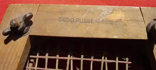 () Sehr alter Tennisschlaeger mit Holzrahmen v. Geo. G. Bussey & Co. LtD, um 1900 ? Justice