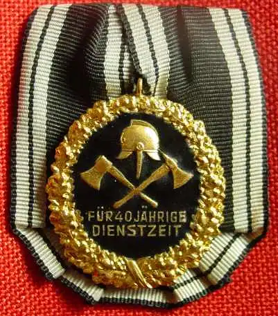 () Original 'Goldenes Feuerwehr-Abzeichen' für 40-jährige Dienstzeit mit Metallspange, verliehen vom preussischem Landes-Feuerwehr-Verband, verliehen 1922-1930. Sehr guter Zustand !