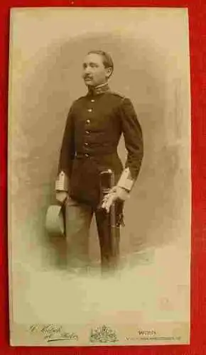 () Originalfoto Österreich Offizier um die Jahrhundertwende (1900). Format : ca. 11 x 20,5 cm  Herrliches Originalfoto zeigt ein österreichischer Offizier um die Jahrhundertwende (1900). Rückseite Firmen-Werbeeindruck. Recht grosses Format :...