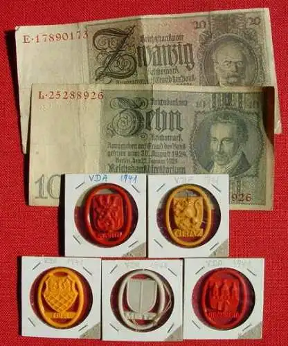NEU : Versandkosten Euro 2,50 () Kleine Partie Abzeichen VDA 1941 "Stadtwappen". Original-Abzeichen aus der NS-Zeit. Original-Abzeichen aus der NS-Zeit. Gratis beiliegend : 2 alte Originalgeldscheine der 3.-Reich-Zeit.