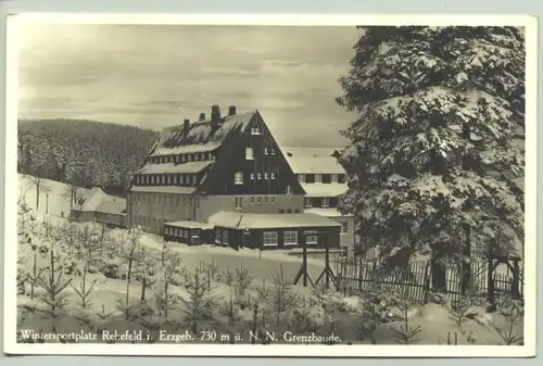 () Foto-Ansichtskarte. "Wintersportplatz Rehefeld i. Erzgeb. Grenzbaude". Vermutlich 1930er Jahre