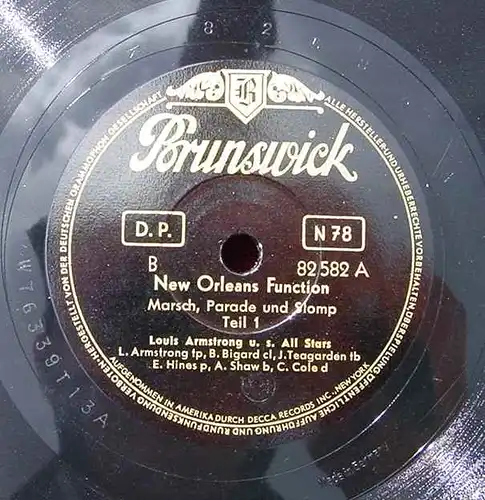 (3001008) Louis Armstrong. New Orleans Function. Alte Schellack-Schallplatte. Siehe bitte Beschreibung u. Bilder