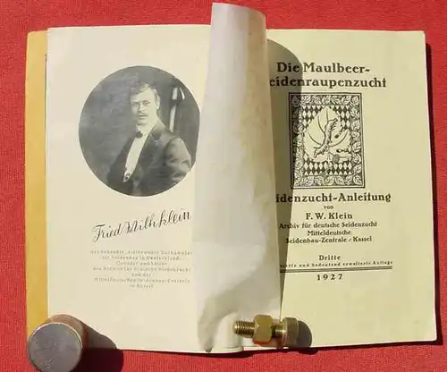 () "Die Maulbeer-Seidenraupenzucht" 128 Seiten. Kassel 1927.