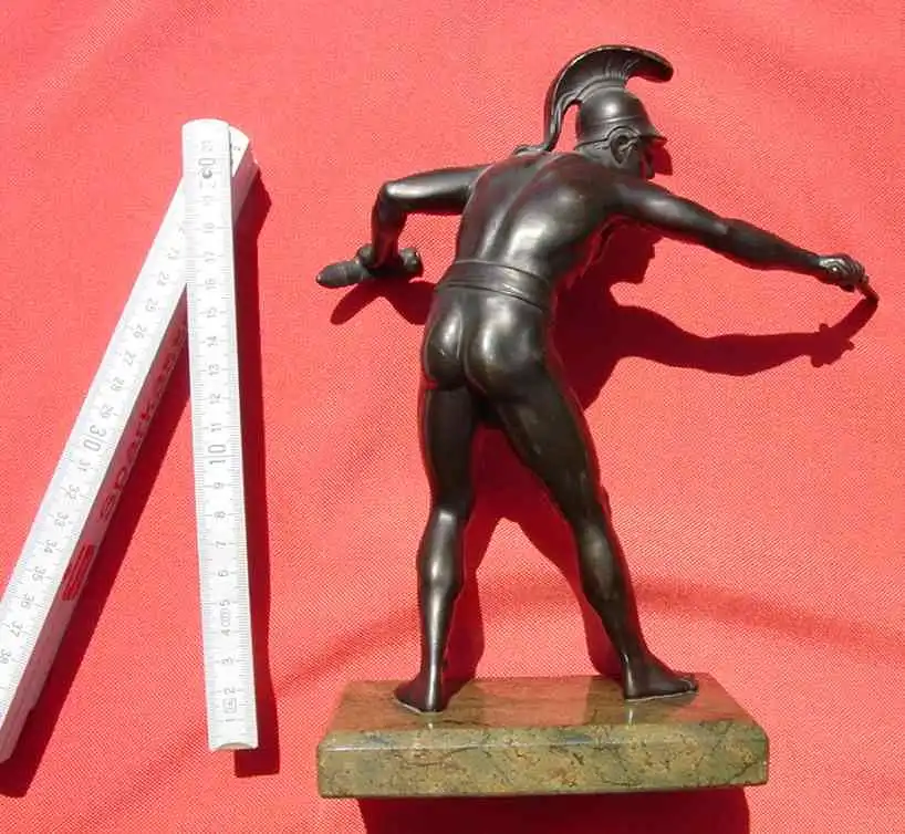 (1018799) Alte Bronzefigur Krieger mit Helm und Schwert. Bilder bitte bei mir mail anfordern  - Bilder-Einstellen bei oldthing funktioniert leider derzeit nicht. 1