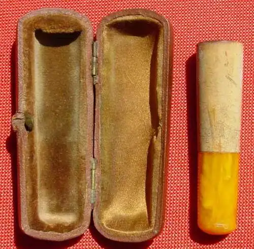 () Sehr alte Zigarettenspitze im Etui. Bernstein ? Etui mit Verschlußteil u. Samt ausgelegt. Länge ca. 8 cm.