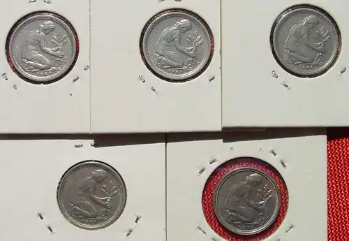 (1047341) Kleine Partie von fünf Münzen : 50 Pfennig 1949-G. Gute Sammlerqualität. Siehe bitte Originalbilder