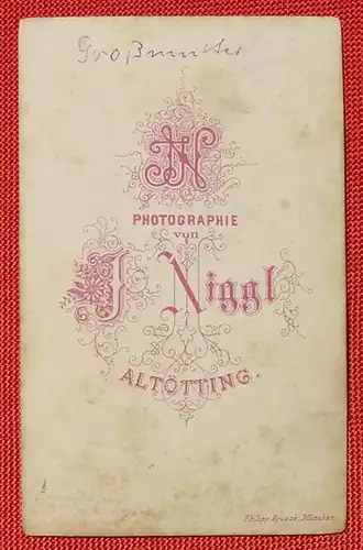 () Altes Foto auf Karton, Atelier / Photographie von J. Niggl, Altötting. (um 1880-1900 ?) Format ca. 10,5 x 6,5 cm. Siehe bitte Bilder. Geringe Alterungsspuren. ! Versandkosten ab Euro 1,20