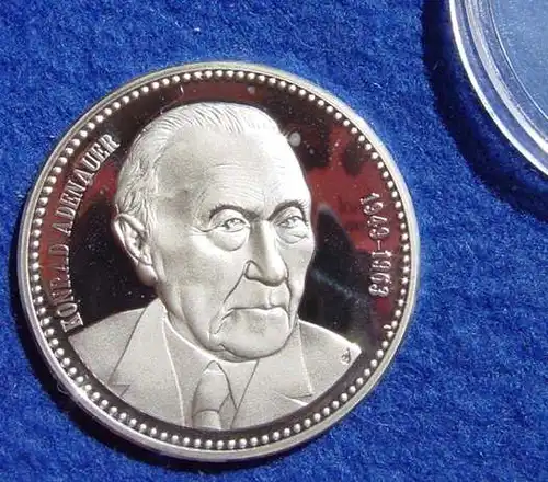 () Medaille "Konrad Adenauer". Silber ? ca. 14,5 g. Durchm. ca. 35 mm. Naeheres siehe Bilder