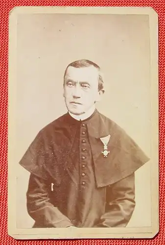 (1047790) Priester Ordensträger, Foto auf Karton v. Atelier Kaufmann in Wien, um 1881, Format ca. 10 x 6,5 cm. Siehe bitte Bilder