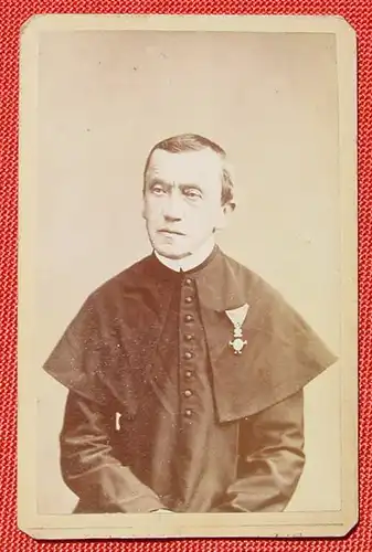 () Priester Ordensträger, Foto auf Karton v. Atelier Kaufmann in Wien, um 1881, Format ca. 10 x 6,5 cm. Siehe bitte Bilder