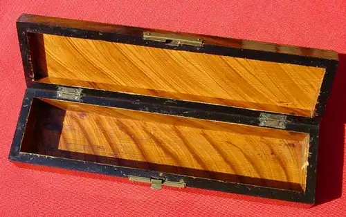 Altes Holzkaestchen mit bunten Verzierungen u. Einlegearbeiten ()