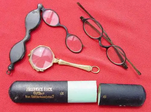 Drei verschiedene, sehr alte Brillen / bzw. Sehhilfen (1019525)