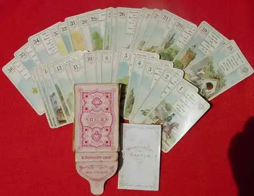 () Altes Kartenspiel : "Wahrsage-Karten" No. 2 - Komplett 36 Blatt. Nummerierte Karten mit mehrfarbigen, verschiedenen Abbildungen nebst mehrzeiligen Texten.  Rückseiten pinkfarben mit goldfarb. Muster nebst Initialen B / D. Karten in...