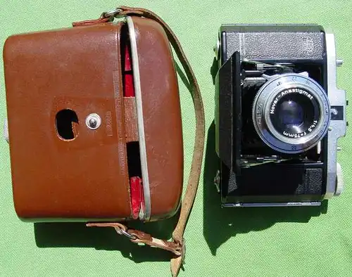 () Alter Fotoapparat. Zeiss Ikon Stuttgart - nettar. Made in Germany. Mit Tasche