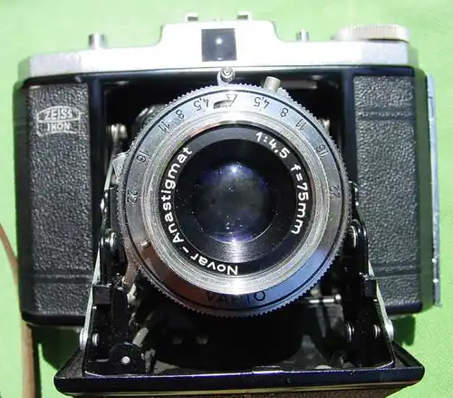 () Alter Fotoapparat. Zeiss Ikon Stuttgart - nettar. Made in Germany. Mit Tasche