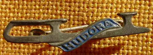(1015960) Ansteck-Abzeichen. Form eines Schlittschuhs. 'Hudora' ca. 2,8 cm lang