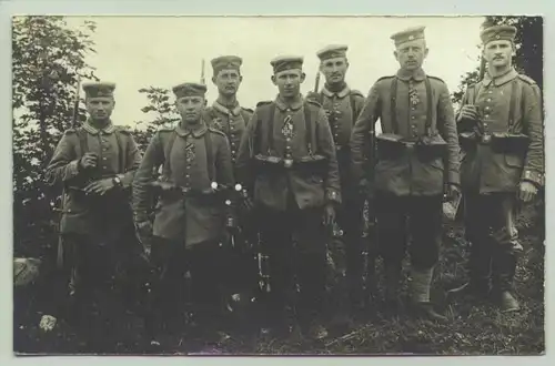 (1025772) Ansichtskarte. Soldatengruppe mit drei EK II.-Auszeichnungen. Poststempel 1915