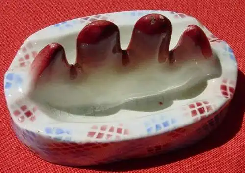 () Alter Aschenbecher aus Porzellan ? Keramik ? Flammenmotiv, oval  LBH = 14 x 9 x 7,5 cm. Alterungsspuren. Vermutlich aus der Zeit um 1920 bis 1930 ? Kein Herstellerzeichen entdeckt.