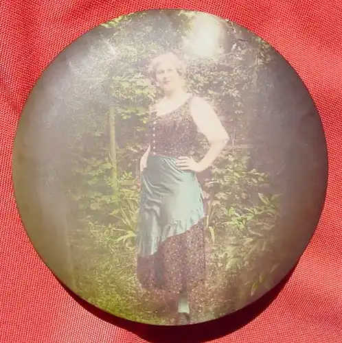 (1042236) Altes Foto auf rundem, doppelwandigem Metallkorpus montiert, handcoloriert ? um 1900 ?