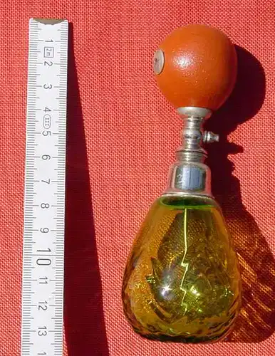 () Sehr alte Spruehflasche mit abschraubbarem Oberteil aus Gummi u. Metall, Hoehe ca. 13 cm