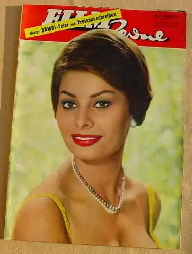 !! Es fallen Versandkosten an : ab Euro 2,50 ! () FILM-Revue. Grossformatiges Magazin. Ausgabe 1960 : Nr. 8  (u.a. Sophia Loren,  Bambi-Feier). Guter Zustand. Format ca. 26 x 37 ! Fuer den Versand wird das Heft 1 x quer leicht gefaltet