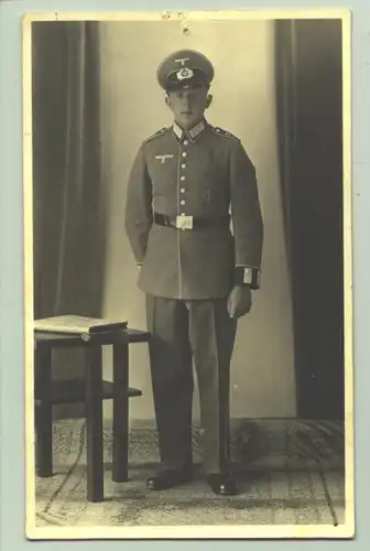 (1009892) Foto-Postkarte : Soldat in Ausgeh-Uniform mit Muetze, Koppel u. SA-Wehrabzeichen