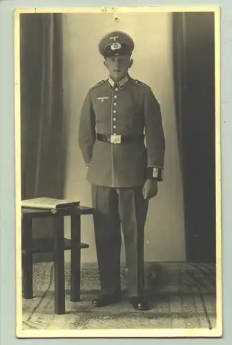 () Foto-Postkarte : Soldat in Ausgeh-Uniform mit Muetze, Koppel u. SA-Wehrabzeichen