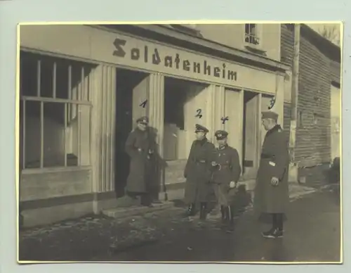(1015978) Soldaten vor einem Soldatenheim. Privatfoto ! Keine Postkarte ! 1942