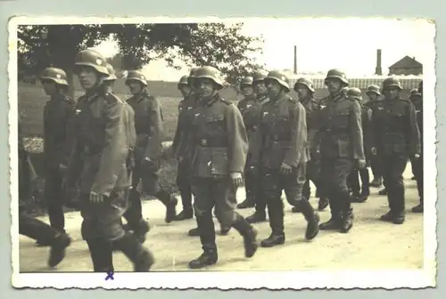 (1015980) Agfa-Foto-Ansichtskarte. Soldaten Marschkolonne, um 1939 ? Unbeschrieben