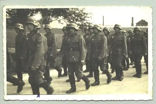 () Agfa-Foto-Ansichtskarte. Soldaten Marschkolonne, um 1939 ? Unbeschrieben