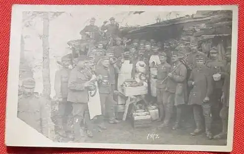 (1038821) Foto-AK. Soldatengruppe 1917. Lebensmittelausgabe. Oesterreichische Soldaten