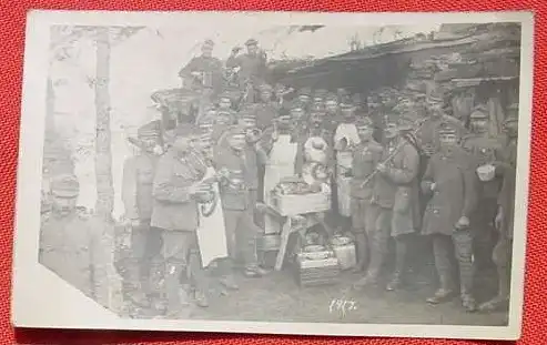 () Foto-AK. Soldatengruppe 1917. Lebensmittelausgabe. Oesterreichische Soldaten