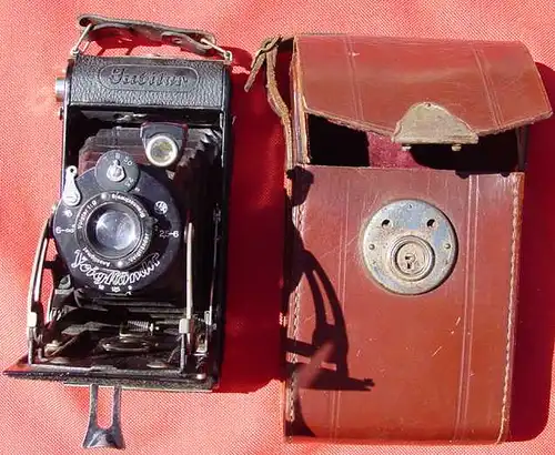 (1042240) Alter Fotoapparat. Jubilar - Voigtlaender mit Tasche. Leider nichts Naeheres bekannt