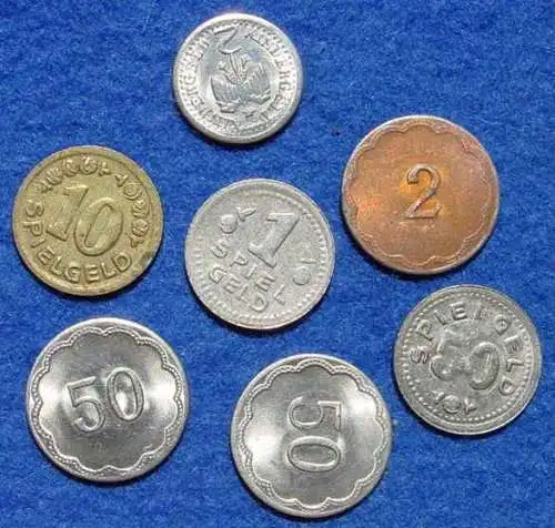 Neu ! Versandkosten ab Euro 2,00 (intern ) Spielgeld-Münzen. 7 x Spielgeld, vermutlich Deutschland ? Alle aus Metall, ca. 12 - 17 mm. Alter unbkannt.
